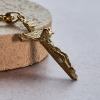 Collier avec pendentif breloque crucifix en bijou