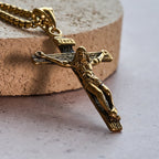 Collier avec pendentif breloque crucifix en bijou