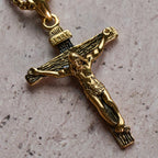 Collier avec pendentif breloque crucifix en bijou