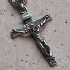 Collier avec pendentif breloque crucifix en bijou