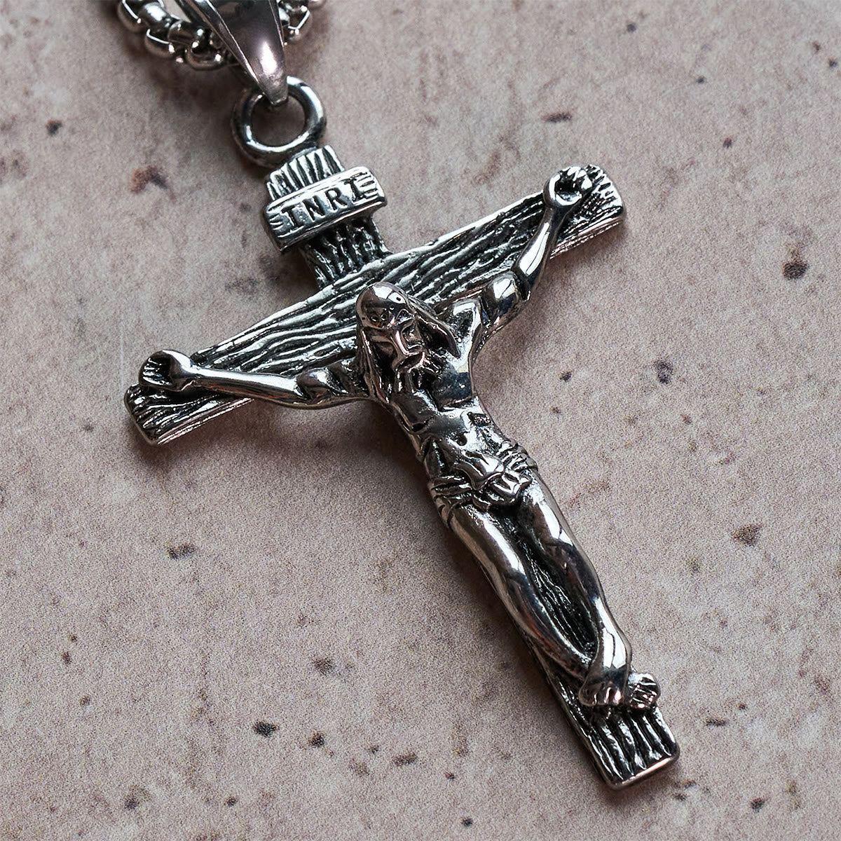 Collier avec pendentif breloque crucifix en bijou