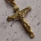 Collier avec pendentif breloque crucifix en bijou
