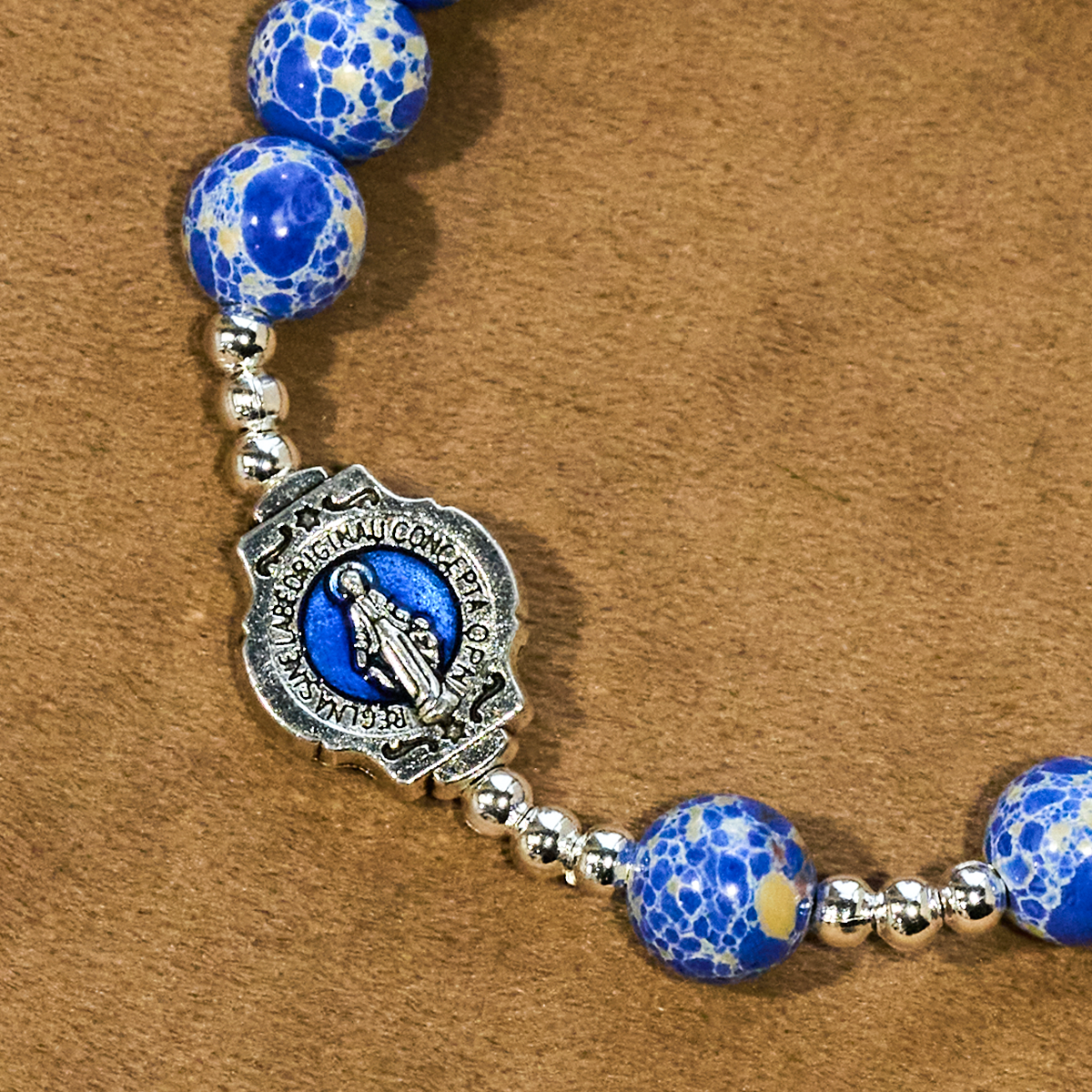 Bracelet Mariam en pierre impériale bleue : un gage de prière et de paix