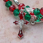 Pulsera de rosario de alambre de memoria roja y verde Faith con pez de JESÚS y crucifijo