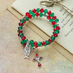 Pulsera de rosario de alambre de memoria roja y verde Faith con pez de JESÚS y crucifijo