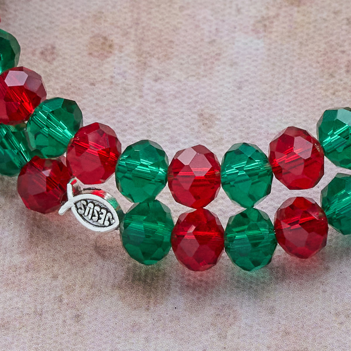 Pulsera de rosario de alambre de memoria roja y verde Faith con pez de JESÚS y crucifijo