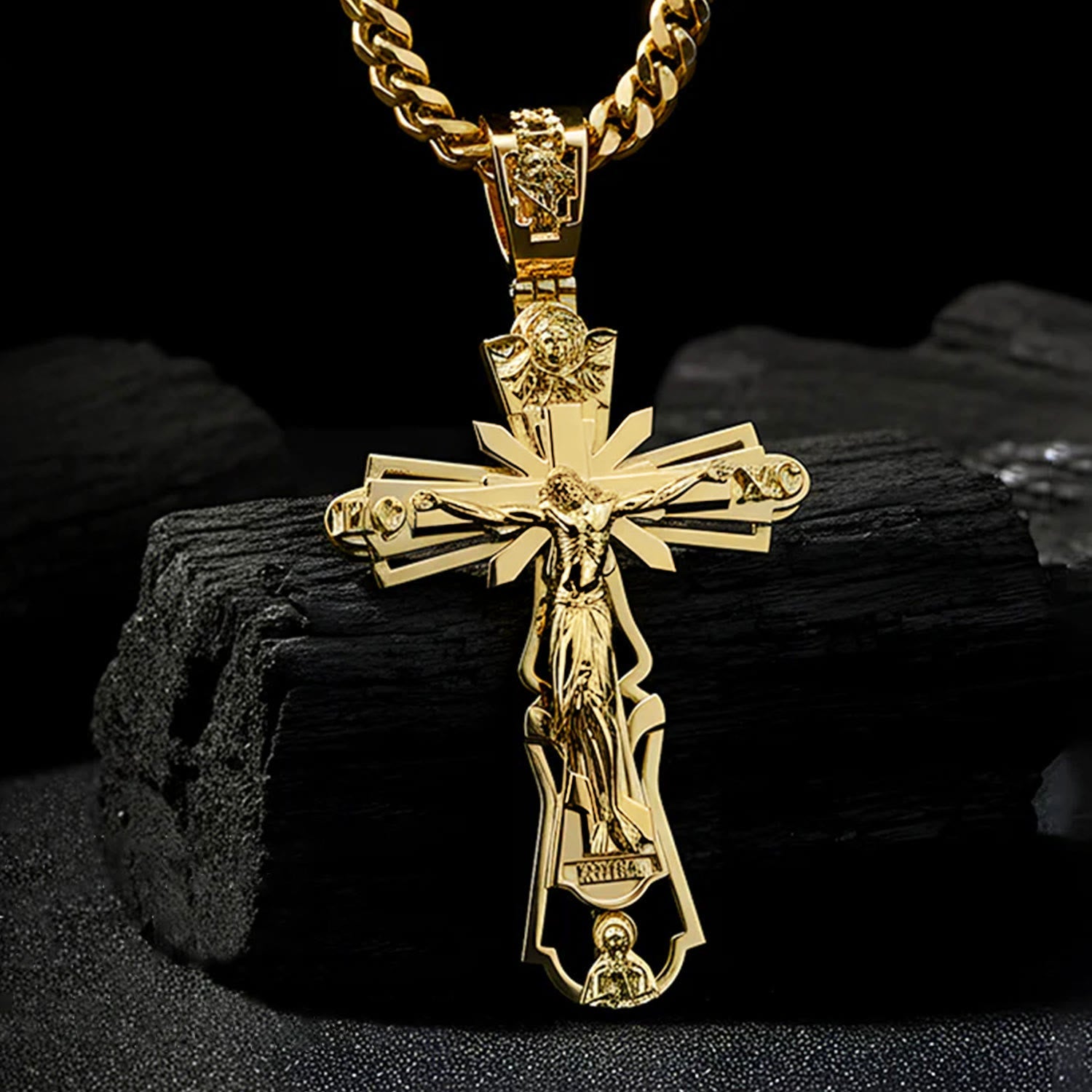 Collier Croix Chrétienne : Histoire Sacrée et Ornement Intemporel