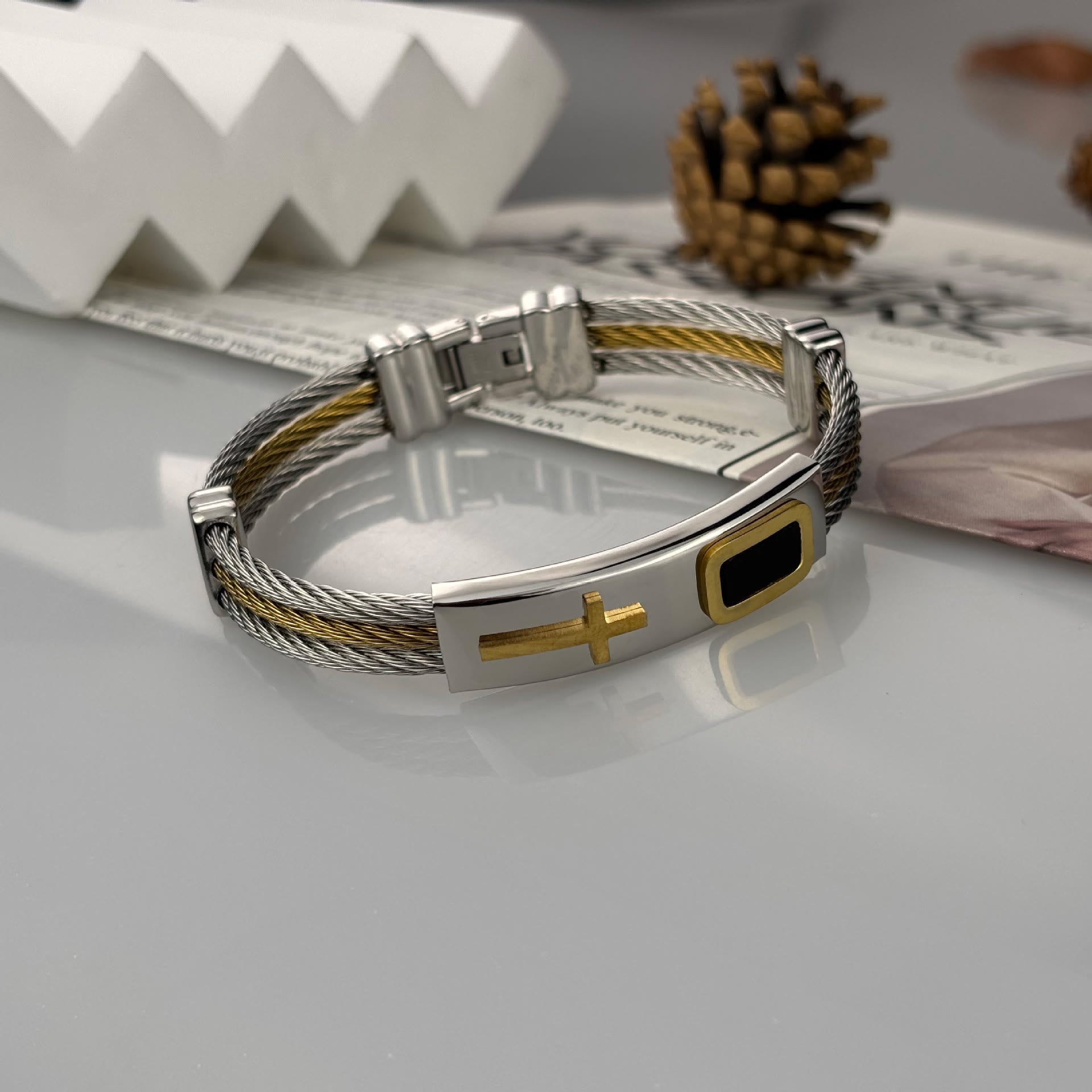 Pulsera de Cable Cruzada Multicolor: Estilo Inspirado en la Fe y Devoción Duradera