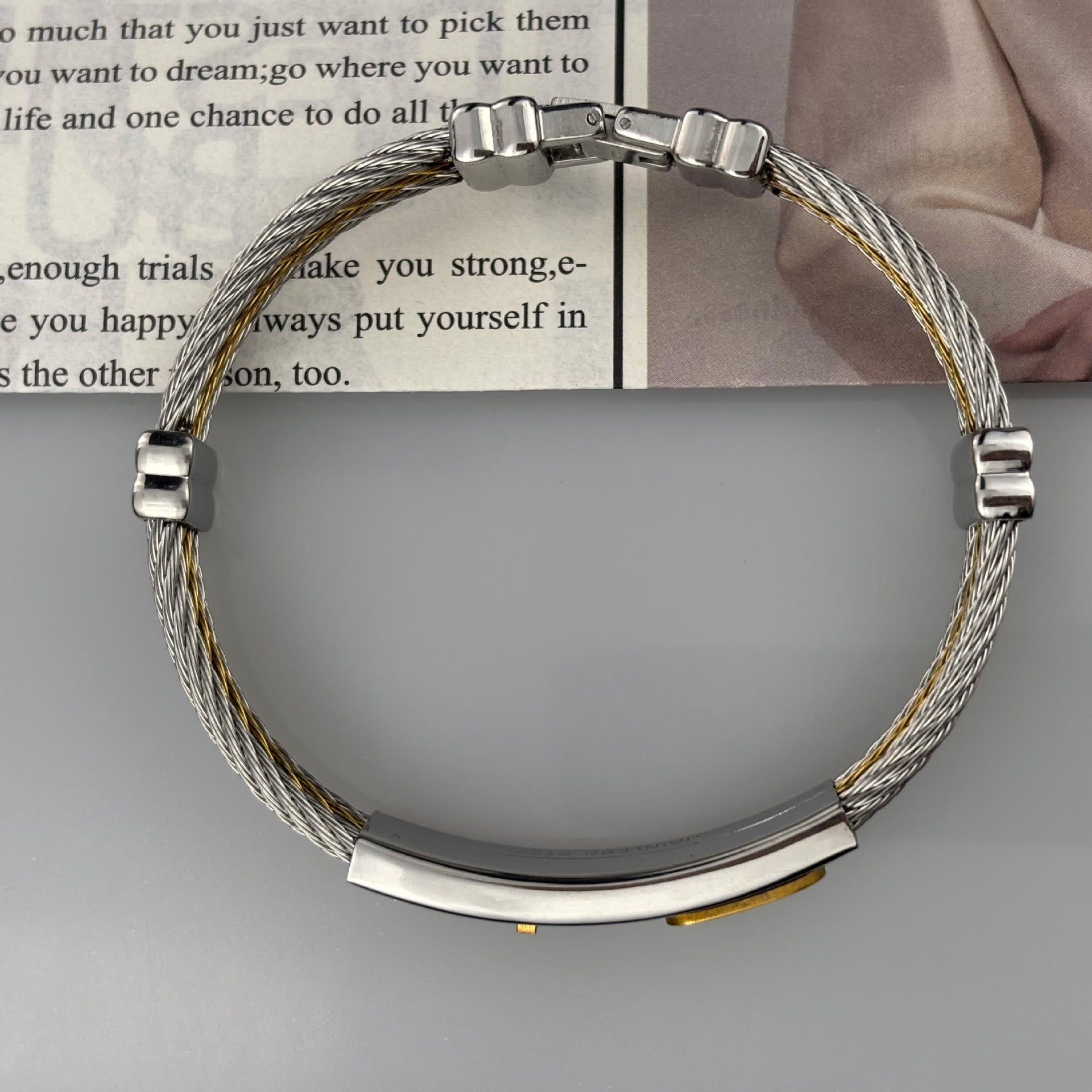Pulsera de Cable Cruzada Multicolor: Estilo Inspirado en la Fe y Devoción Duradera