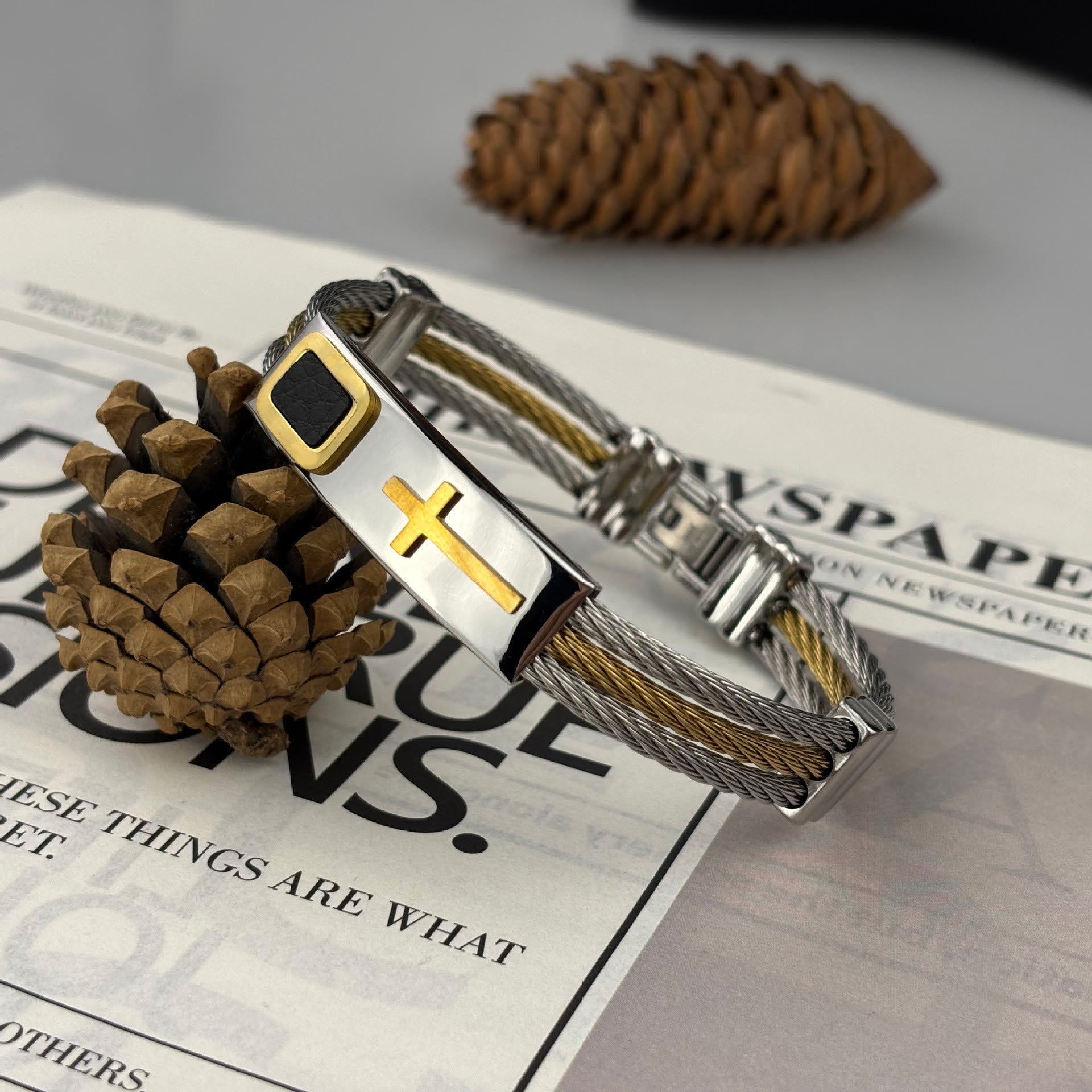 Pulsera de Cable Cruzada Multicolor: Estilo Inspirado en la Fe y Devoción Duradera