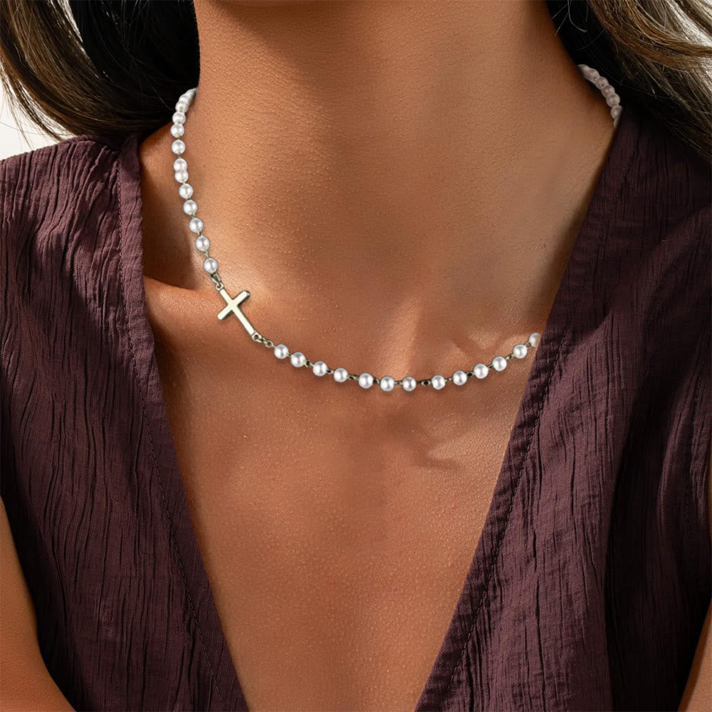 Collar de cuentas blancas con cruz: Devoción elegante y gracia fiel