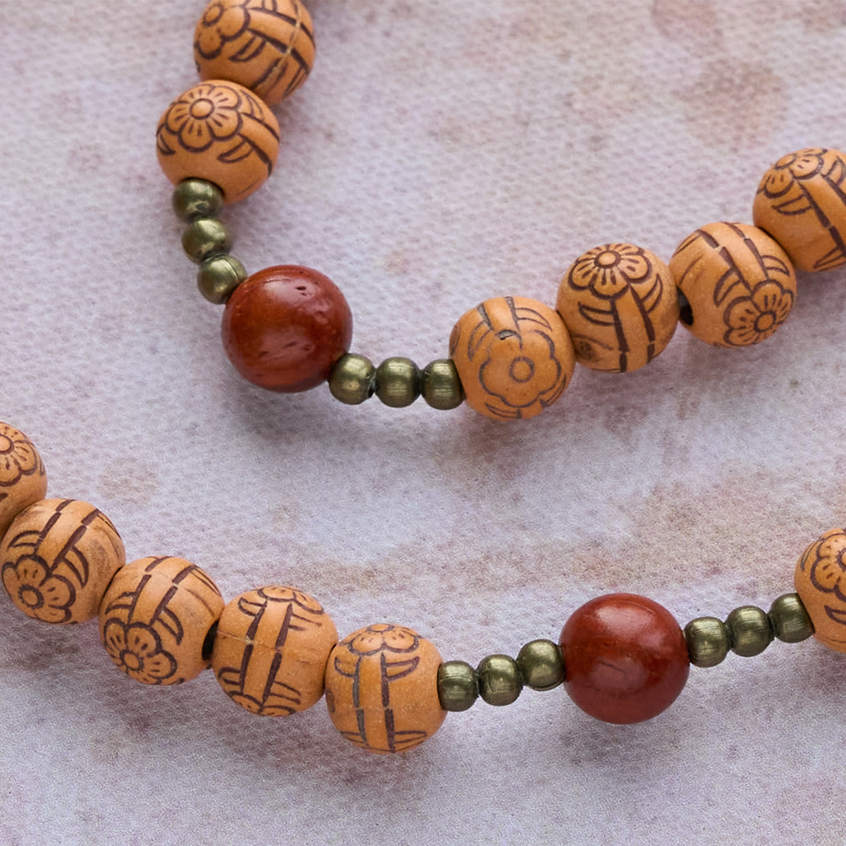 Bracelet chapelet perles fleur de pêcher : Dévotion et grâce terrestre