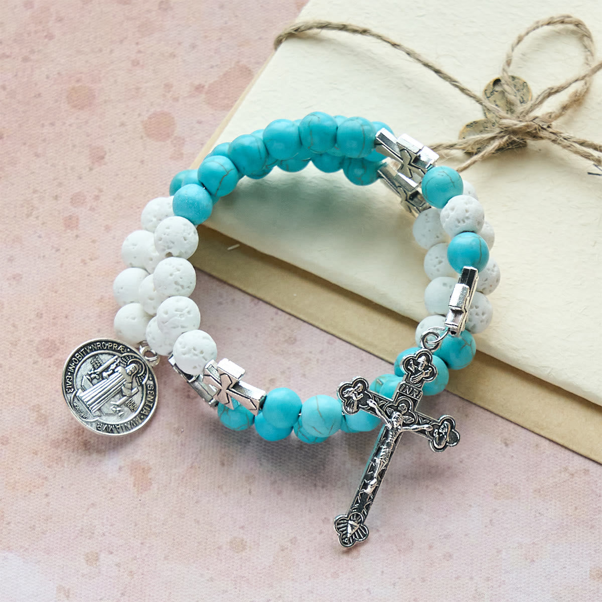 Bracelet chapelet gypse et turquoise : Dévotion et calme céleste