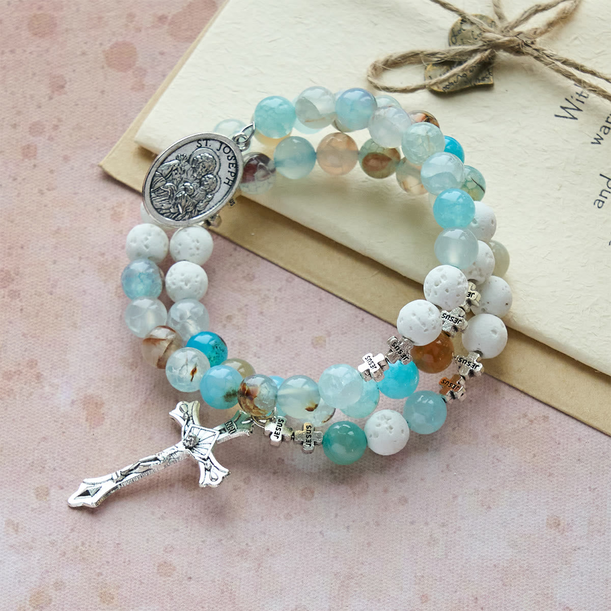 Chapelet bracelet en gypse et agate veine bleue : dévotion et sérénité céleste