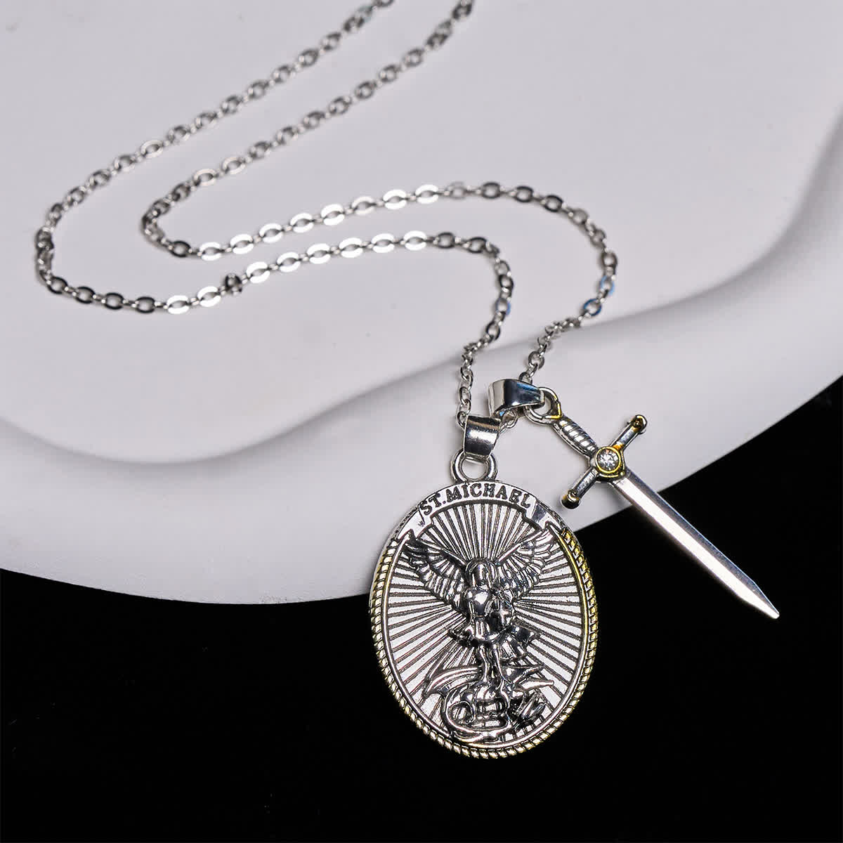 Pendentif collier épée bicolore et bouclier ovale St Michel