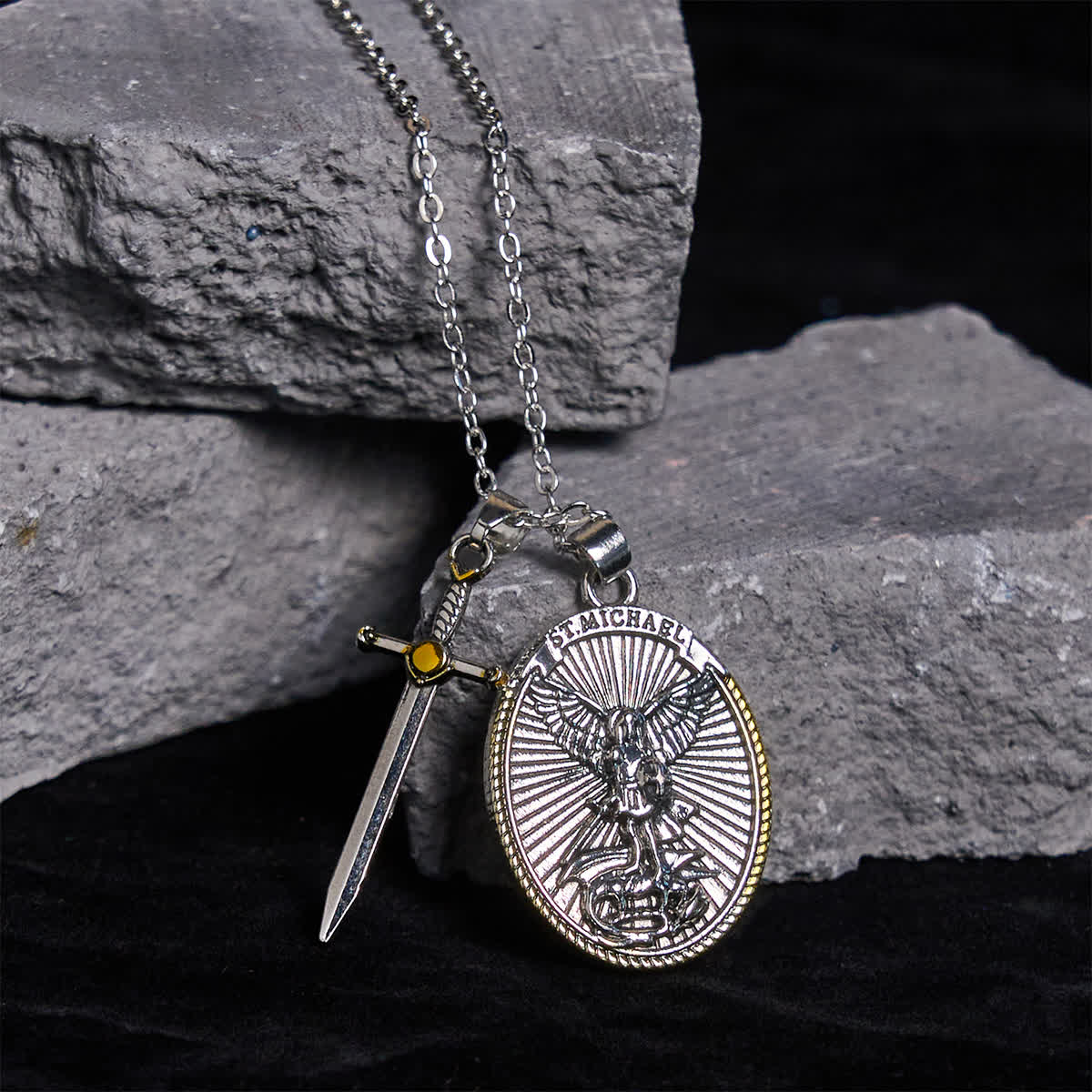 Pendentif collier épée bicolore et bouclier ovale St Michel