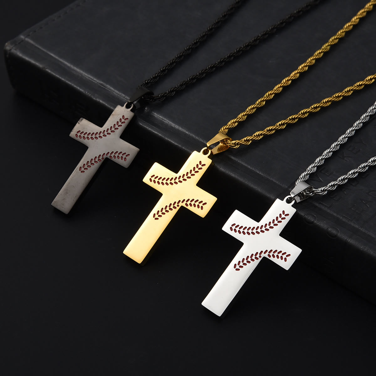 Collar Cruz de Costura de Béisbol: Devoción Atlética y Cita Inspiradora