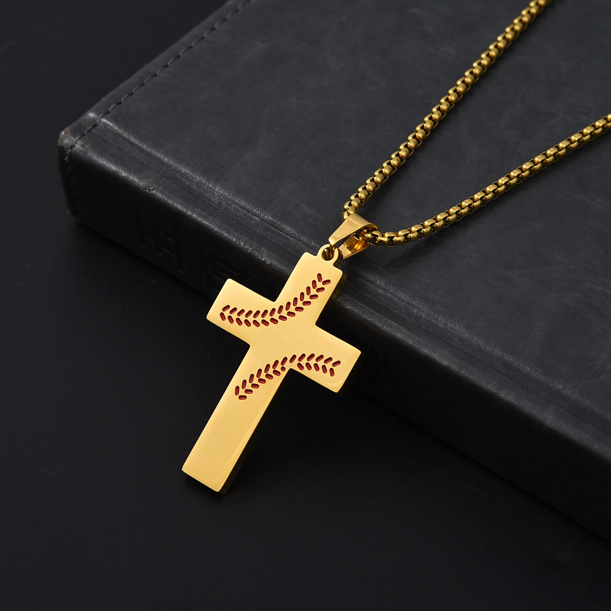 Collar Cruz de Costura de Béisbol: Devoción Atlética y Cita Inspiradora