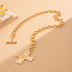 Collier croix martelée : foi contemporaine et dévotion élégante