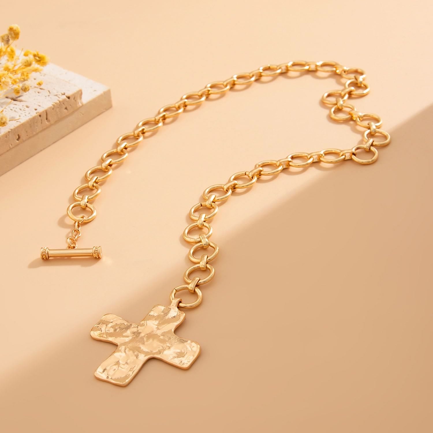 Collier croix martelée : foi contemporaine et dévotion élégante