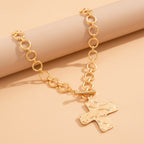 Collier croix martelée : foi contemporaine et dévotion élégante