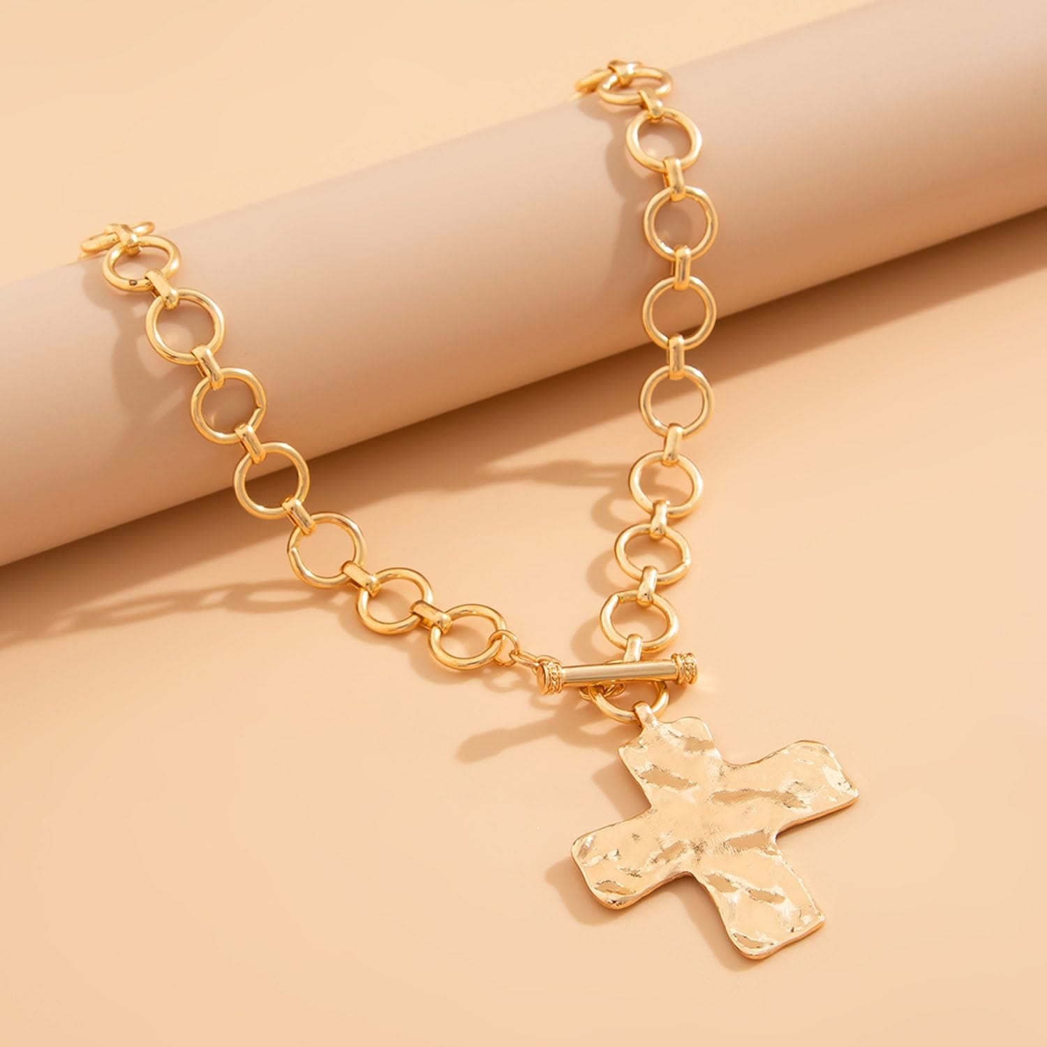 Collier croix martelée : foi contemporaine et dévotion élégante