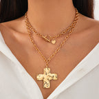 Collier croix martelée : foi contemporaine et dévotion élégante