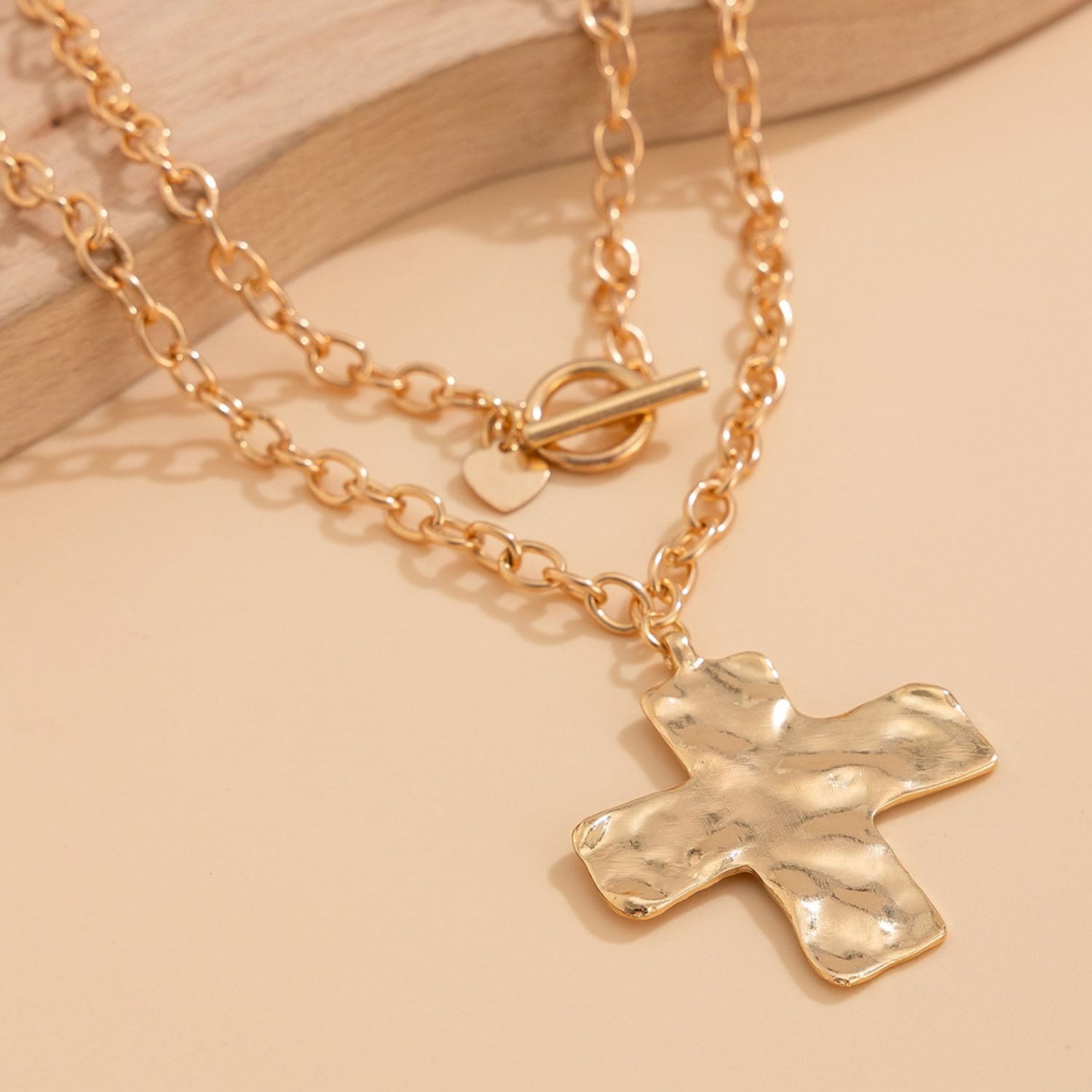Collier croix martelée : foi contemporaine et dévotion élégante