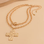 Collier croix martelée : foi contemporaine et dévotion élégante