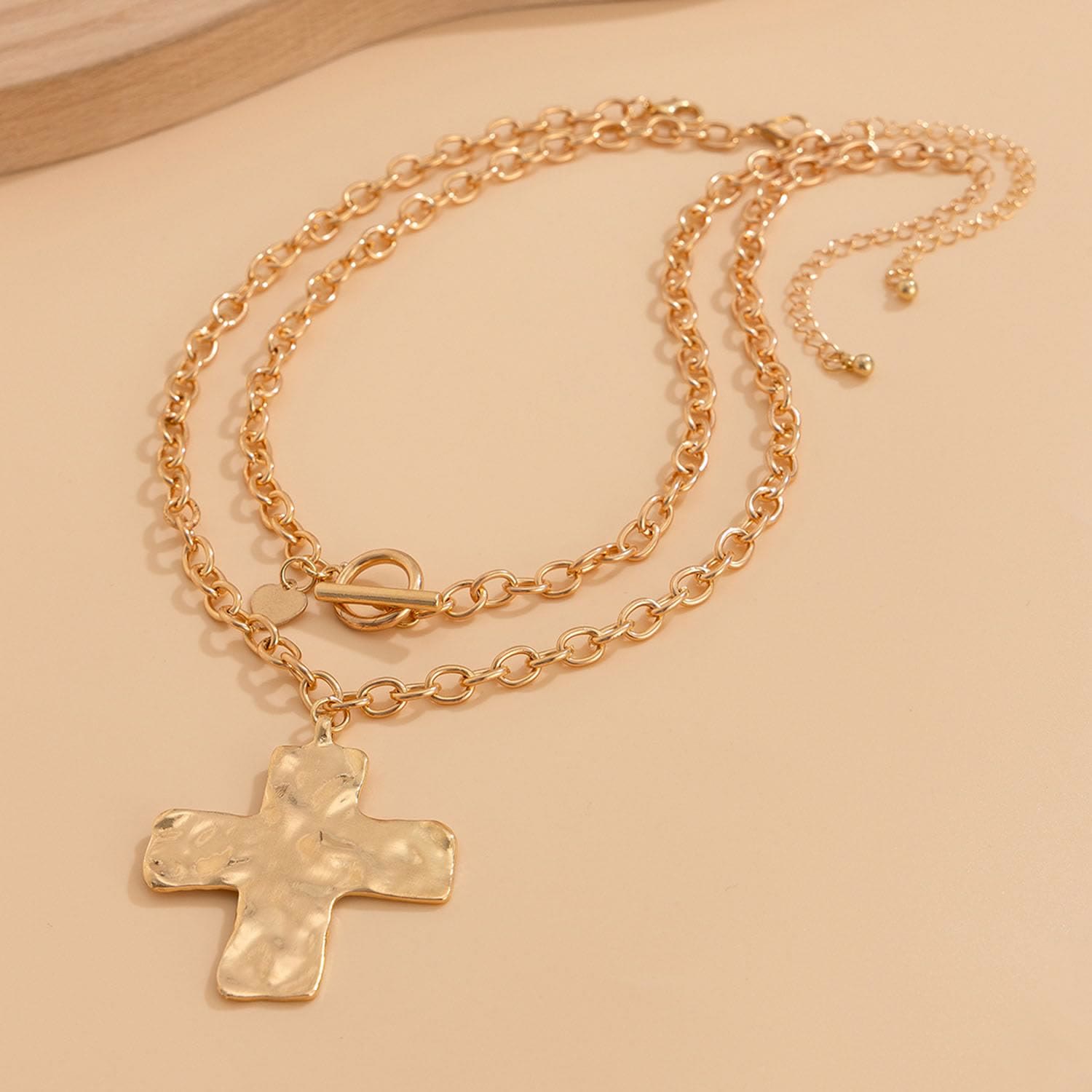 Collier croix martelée : foi contemporaine et dévotion élégante