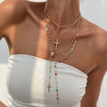 Parure de colliers superposés avec croix : la foi et la mode en une expression multi-brins