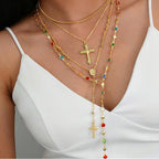 Parure de colliers superposés avec croix : la foi et la mode en une expression multi-brins