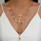 Parure de colliers superposés avec croix : la foi et la mode en une expression multi-brins