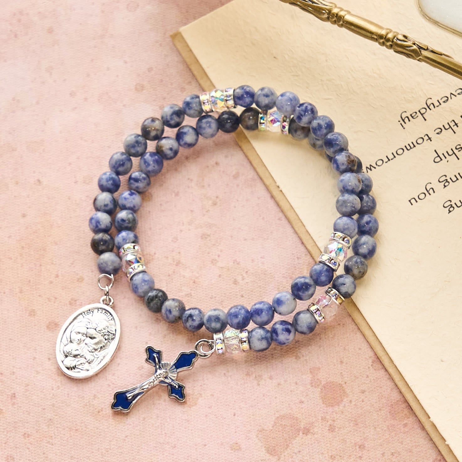 Bracelet Chapelet en Fil à Mémoire avec Pierre Bleue et Sainte Famille