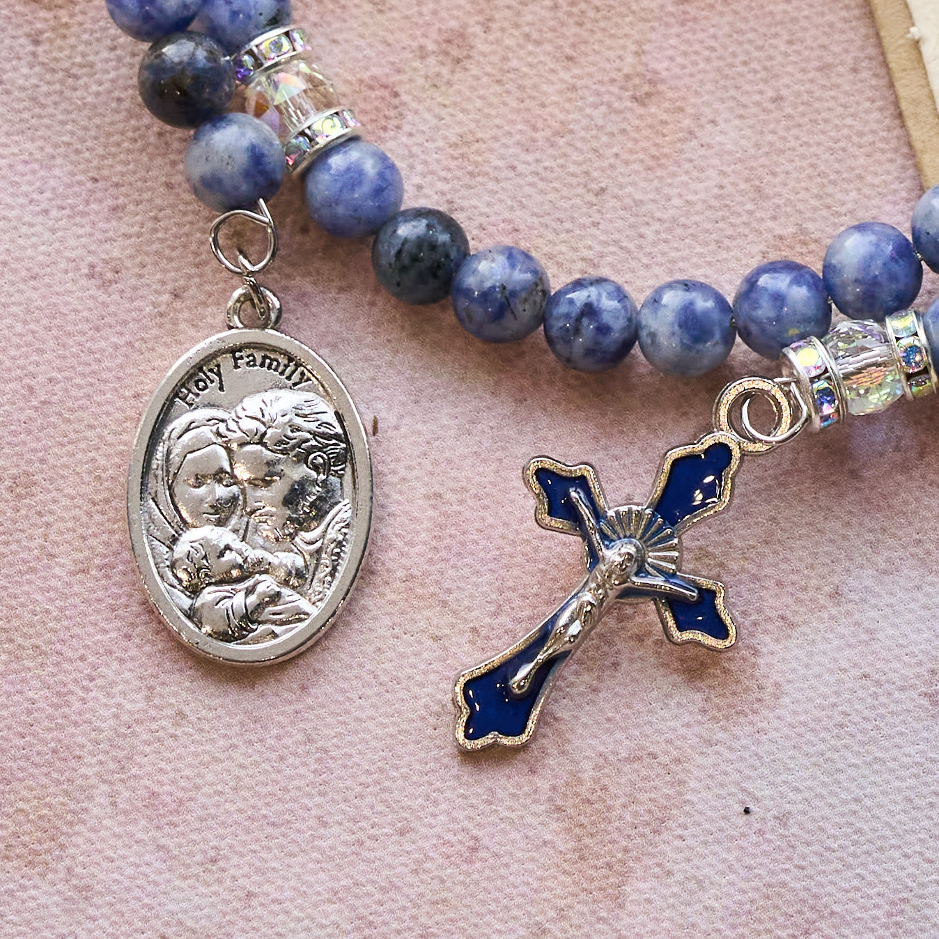Bracelet Chapelet en Fil à Mémoire avec Pierre Bleue et Sainte Famille
