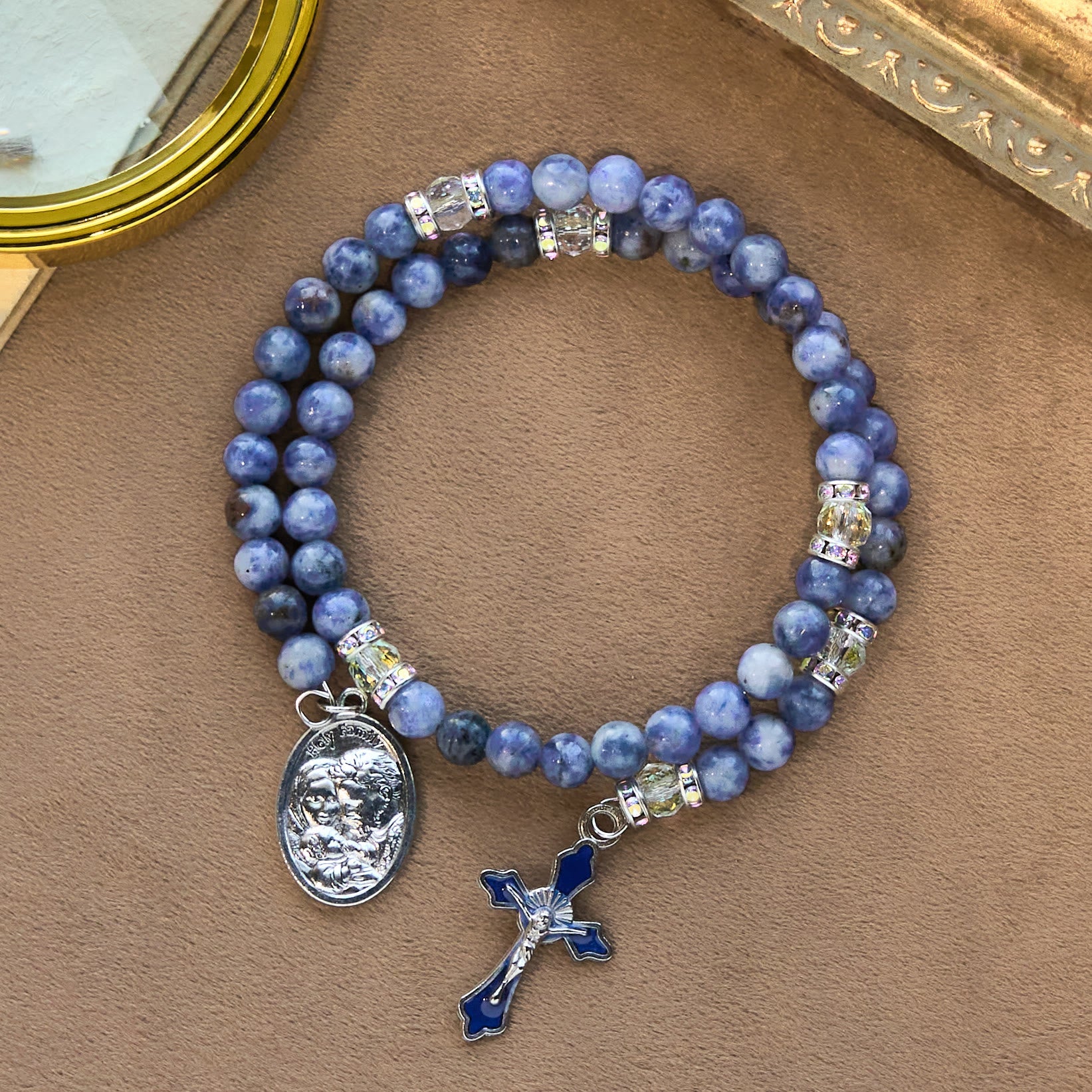 Bracelet Chapelet en Fil à Mémoire avec Pierre Bleue et Sainte Famille