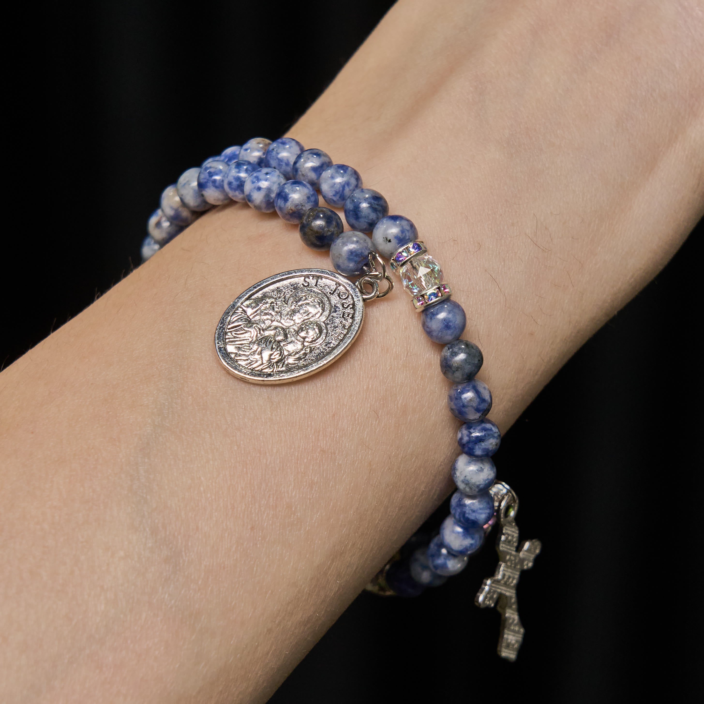 Bracelet Chapelet en Fil à Mémoire avec Pierre Bleue et Sainte Famille