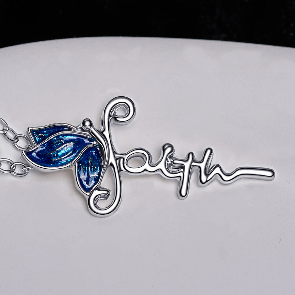 Parure Bijoux Croix Papillon : Dévotion et Symbolisme Artistique