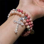 Bracelet-chapelet en fil mémoire de bois de rose grainé et pierre matte, avec médailles mariales