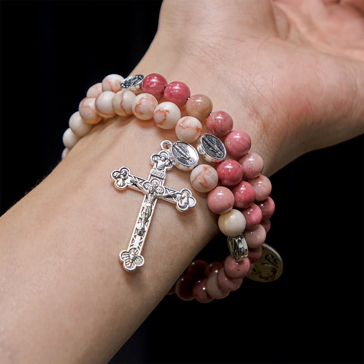 Bracelet-chapelet en fil mémoire de bois de rose grainé et pierre matte, avec médailles mariales