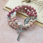 Bracelet-chapelet en fil mémoire de bois de rose grainé et pierre matte, avec médailles mariales