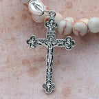 Bracelet-chapelet en fil mémoire de bois de rose grainé et pierre matte, avec médailles mariales