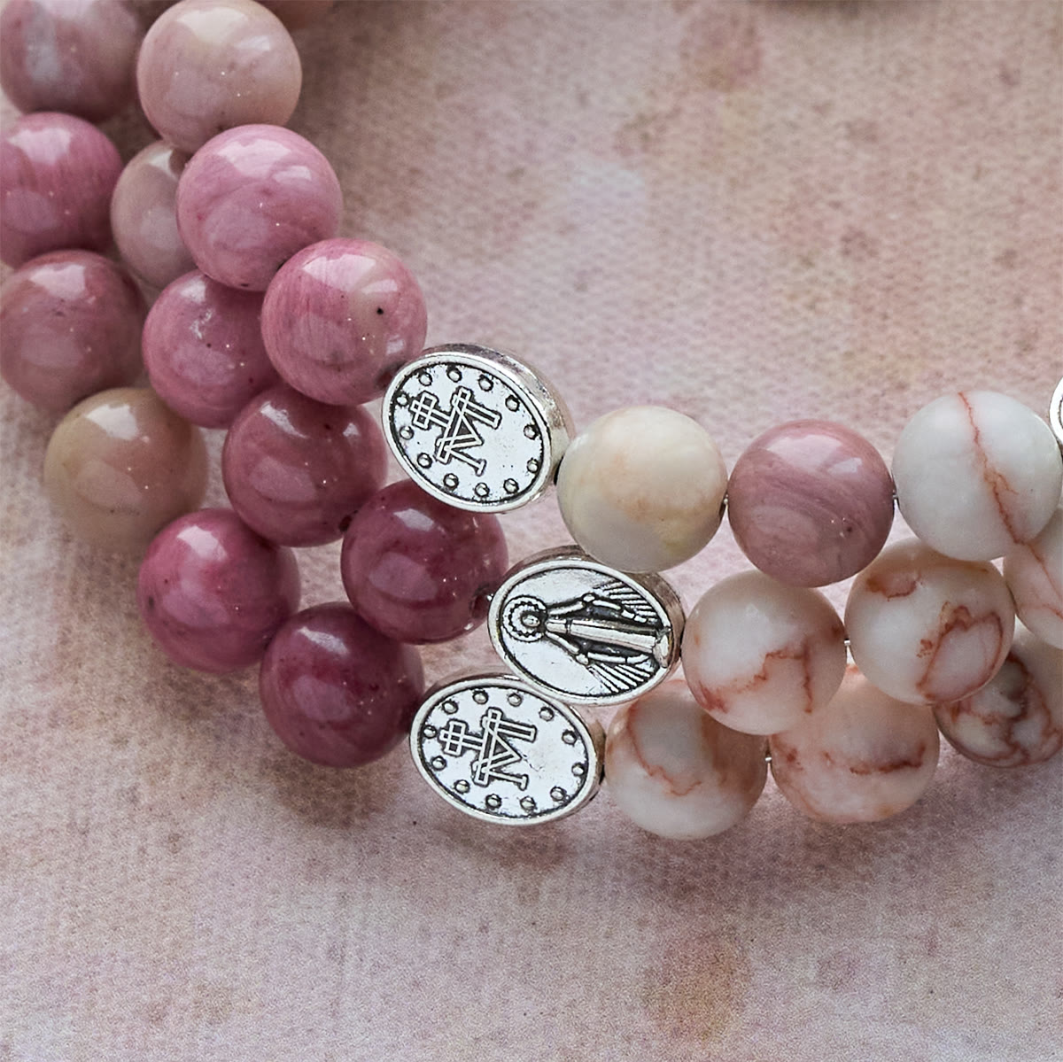 Bracelet-chapelet en fil mémoire de bois de rose grainé et pierre matte, avec médailles mariales