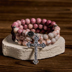 Bracelet-chapelet en fil mémoire de bois de rose grainé et pierre matte, avec médailles mariales