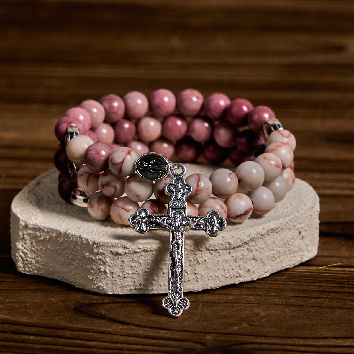 Bracelet-chapelet en fil mémoire de bois de rose grainé et pierre matte, avec médailles mariales