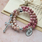 Bracelet-chapelet en fil mémoire de bois de rose grainé et pierre matte, avec médailles mariales