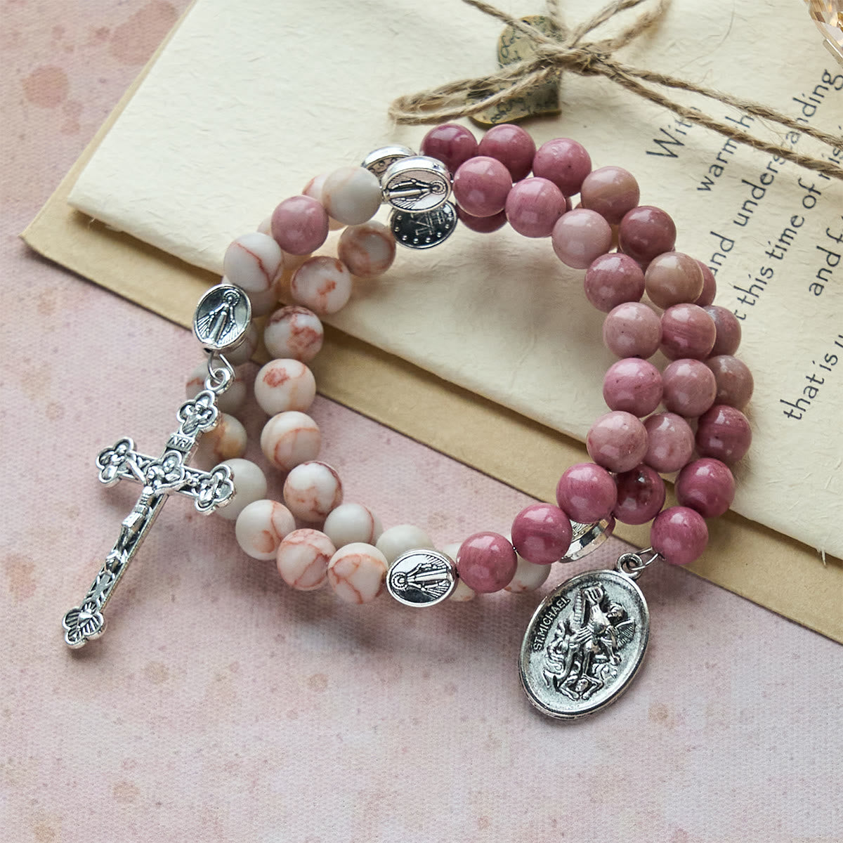 Bracelet-chapelet en fil mémoire de bois de rose grainé et pierre matte, avec médailles mariales