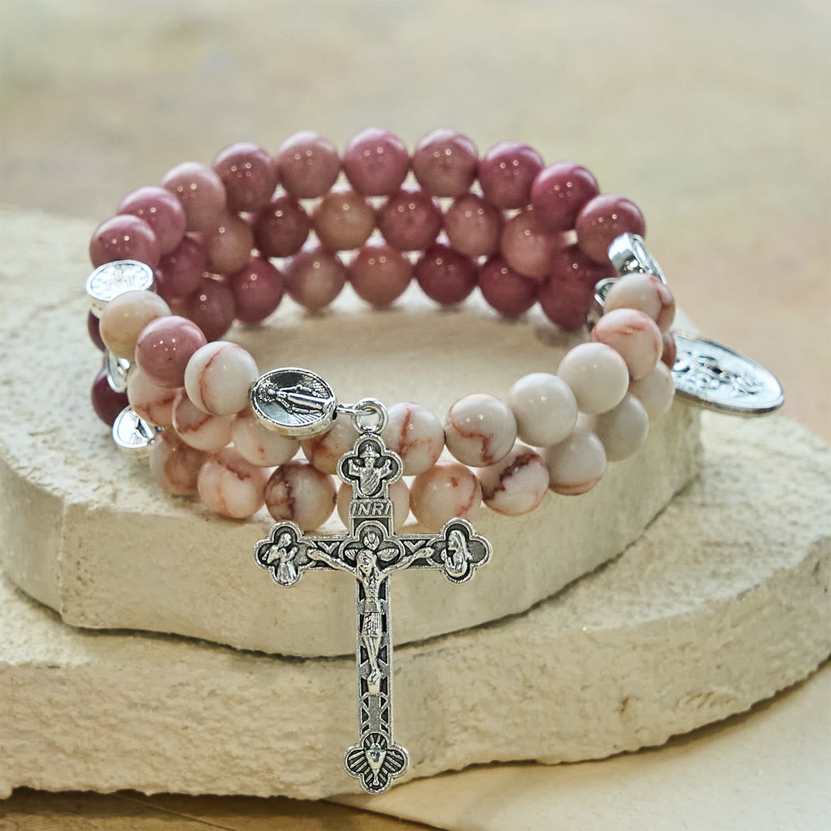 Bracelet-chapelet en fil mémoire de bois de rose grainé et pierre matte, avec médailles mariales