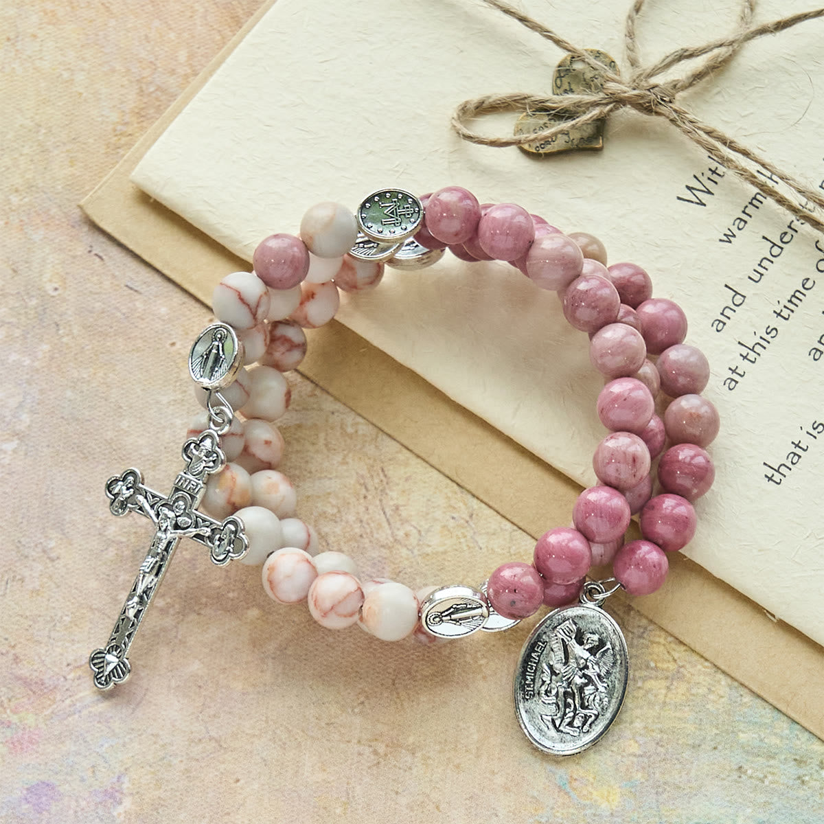 Bracelet-chapelet en fil mémoire de bois de rose grainé et pierre matte, avec médailles mariales