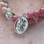 Bracelet-chapelet en fil mémoire de bois de rose grainé et pierre matte, avec médailles mariales